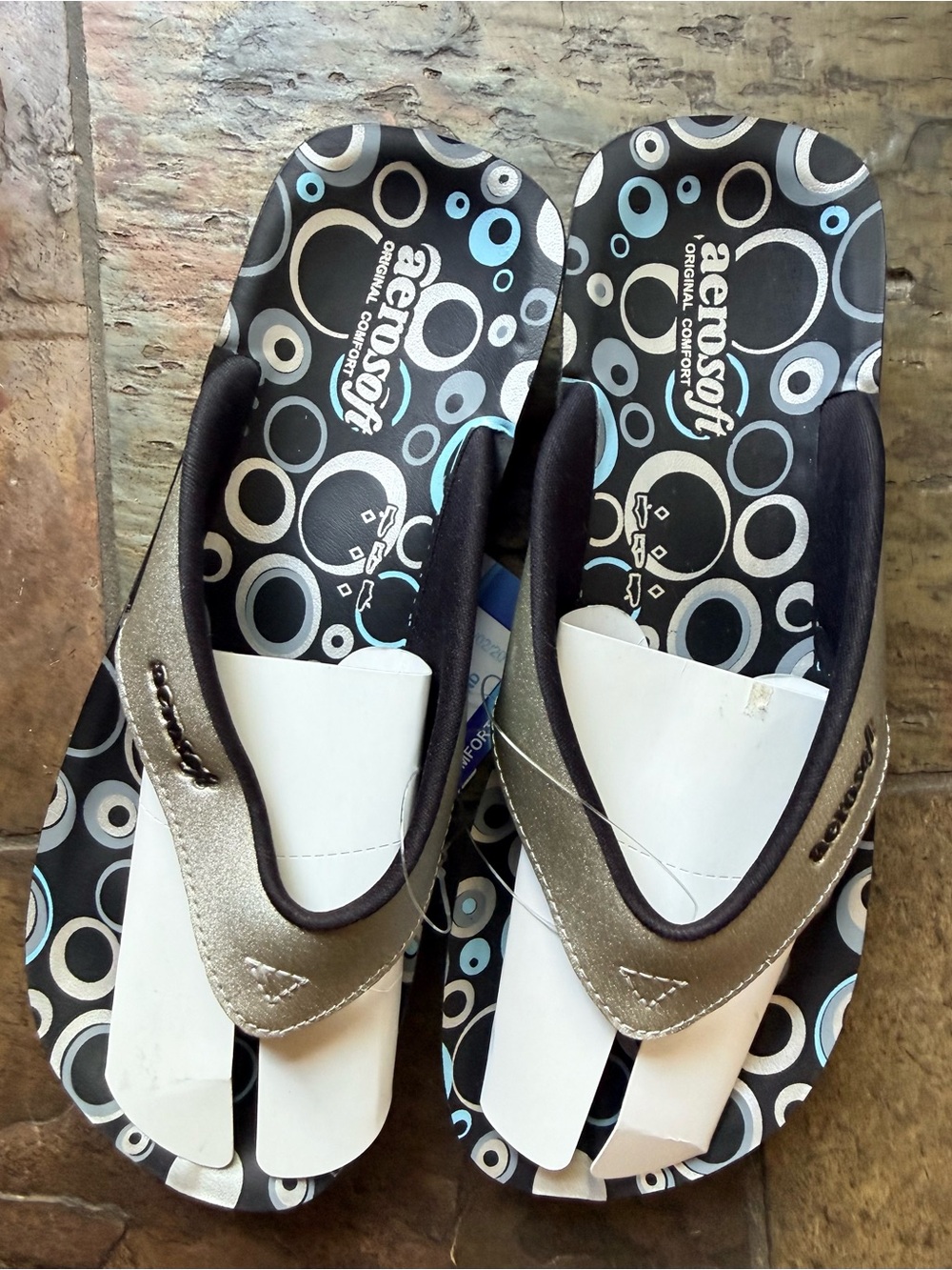 Aerosoft Silver Women’s Metallic White & Black Flip Flop Sandals Size 7